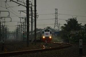 viajero diario al trabajo línea o eléctrico tren en Jacarta, Indonesia foto