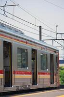 viajero diario al trabajo línea o eléctrico tren en Jacarta, Indonesia. foto