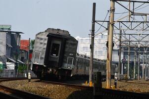 viajero diario al trabajo línea o eléctrico tren en Jacarta, Indonesia. foto