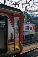 viajero diario al trabajo línea o eléctrico tren en Jacarta, Indonesia. foto