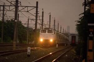 viajero diario al trabajo línea o eléctrico tren en Jacarta, Indonesia foto