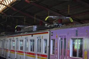 viajero diario al trabajo línea o eléctrico tren en Jacarta, Indonesia. foto