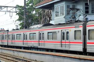 viajero diario al trabajo línea o eléctrico tren en Jacarta, Indonesia. foto