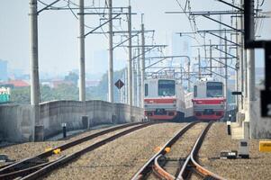 viajero diario al trabajo línea o eléctrico tren en Jacarta, Indonesia. foto