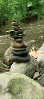 cerca arriba de pilas de rocas en el río banco foto