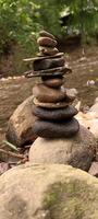 cerca arriba de pilas de rocas en el río banco foto