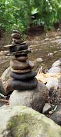 cerca arriba de pilas de rocas en el río banco foto