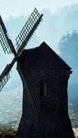 toneel- visie van de oud windmolen van collioure video