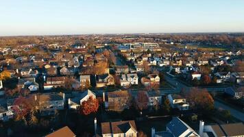 Morgen im Dorf Illinois. Häuser und Straßen im Dorf Mündelein. Cambridge-Landpark video