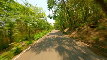 schnell fpv Flug Über tropisch Straße durch Grün Wald im Thailand im Sommer- video