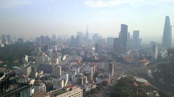 aéreo Visão do a ar poluído Horizonte do ho chi minh cidade, Vietnã. video