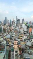 aereo Visualizza di urbano edifici e ho chi minh città orizzonte, Vietnam. video