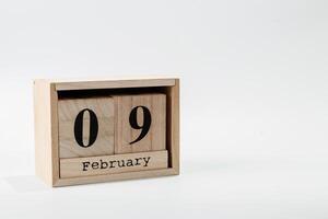 de madera calendario febrero 09 en un blanco antecedentes foto