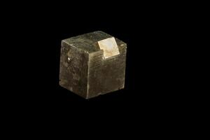 pirita de piedra mineral macro sobre un fondo negro foto