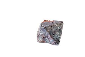 macro cuprita mineral en blanco antecedentes foto