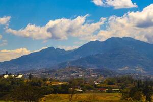 pista aeropuerto ciudad montañas panorama ver desde avión costa rico foto