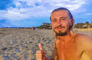 selfie con rocas acantilados ver olas playa puerto escondido México. foto