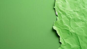 texturizado verde papel Rasgado a revelar otro capa, transporte un concepto de cambio foto