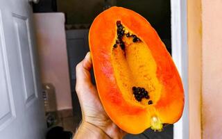 medio papaya en mano con antecedentes en México. foto