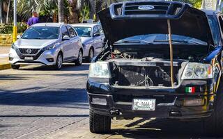 puerto escondido oaxaca mexico 2023 roto abajo coche vehículo transporte en el taller fuera de México. foto