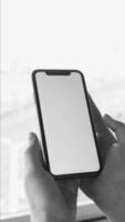 telefon tom skärm mall, smartphone vit skärm mock-up antal fot. svart och vit svartvit animering video