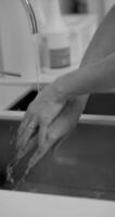 handen wassen procedure, schoonmaak handen met zeep van virussen en besmetting. wassen handen voordat avondeten zwart en wit monochroom beeldmateriaal achtergrond video