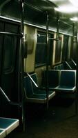 tunnelbanevagnen är tom på grund av coronavirusutbrottet i staden video