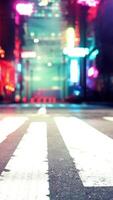 een stad straat met een zebrapad Bij nacht video