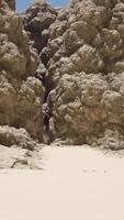 une groupe de grand rochers séance suivant à chaque autre video