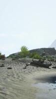 strand landschap met rotsachtig formaties en kristal Doorzichtig water video