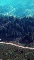 ein Wicklung Schmutz Straße durch majestätisch Berg Landschaften video