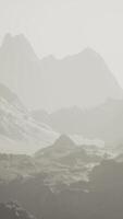 nebbioso innevato montagne nel il nebbia video