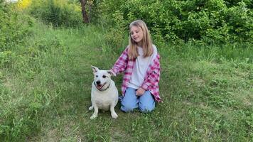 une enfant avec une chien dans la nature video