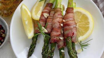 Asparagus baked with bacon video