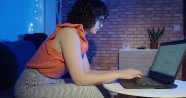 uma mulher usando generativo artificial inteligência Programas às casa video