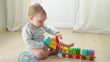 niño jugando con juguete vistoso tren video