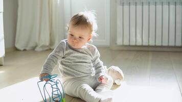 linda bebé niña jugando con educativo juguete en guardería video