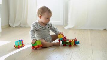 criança jogando com brinquedo colorida trem video