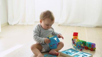 fofa bebê menina jogando com educacional brinquedo dentro berçário video