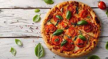 Pizza con Tomates y albahaca en de madera mesa foto