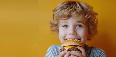 joven chico comiendo hamburguesa en amarillo antecedentes foto
