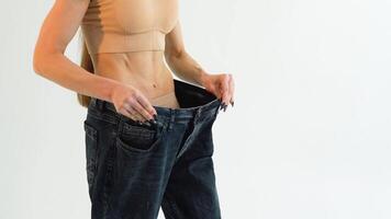 Frau im Übergröße Jeans nach Gewicht Verlust, Diät Konzept video