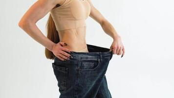 mujer en demasiado grande pantalones después peso pérdida, dieta concepto video