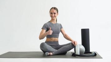 jung schön sportlich Mädchen tragen Mode Sportbekleidung auf Matte beim Fitnessstudio video