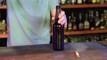 barman abre garrafa do Cerveja dentro interior do moderno bar. servir clientes às Barra video