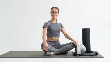 jung schön sportlich Mädchen tragen Mode Sportbekleidung auf Matte beim Fitnessstudio video