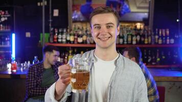 portrait de une homme avec Bière dans une pub video