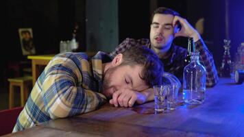 dois muito bêbado homens dentro uma Barra bar, 1 do eles dorme em uma mesa video