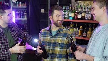 grupo do feliz amigos tendo Diversão junto, bebendo engarrafado Cerveja dentro uma bar, a comemorar, alegremente sorridente - amizade, união conceito video