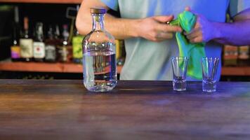 servizio a pub. attraente barista salviette vuoto bicchiere, in piedi a bar nel interno video